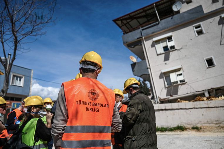 Een maand na de verwoestende aardbevingen proberen Turken hun land weer op te bouwen. Beeld AFP