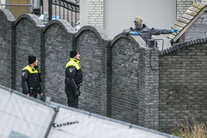 De politie heeft een inval gedaan in een woonwagenkamp in het Noord-Brabantse Lith. De inval maakt deel uit van Operatie Alfa, een politieonderzoek naar een criminele familie in Oss.