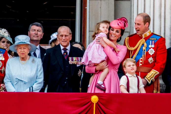 (VLNR) Camilla, prins Charles, Catherine, Charlotte, George, Prins William, koningin Elizabeth en prins Philip op het balkon tijdens de militaire parade voor Koninginnedag en de viering van de 91ste verjaardag van de Britse vorstin.