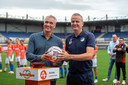 Robert Maaskant (l) eerder deze zomer met Rob Penders (r), voorafgaand aan een oefenduel van FC Eindhoven met RBC.