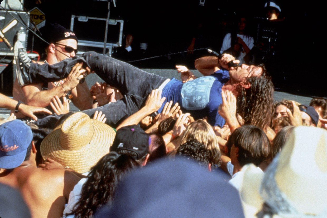 Een crowdsurfende Eddie Vedder in 1992. Het door hem geschreven ‘Alive’ is een autobiografische song, op het gedeelte over incest na. Beeld Getty Images