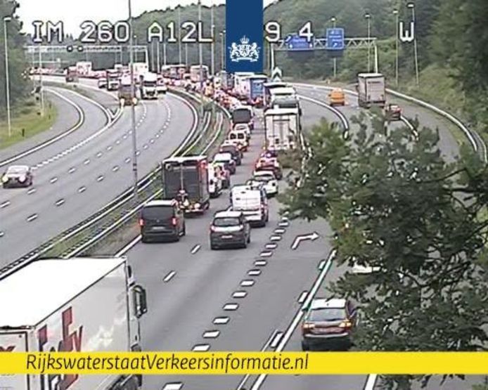 File op de A12 door een gekantelde vrachtwagen bij knooppunt Waterberg.