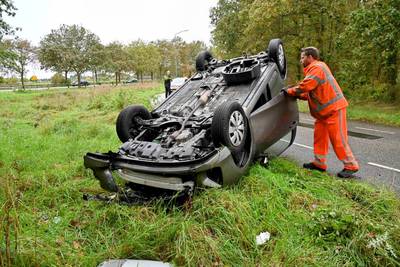 Auto vliegt uit de bocht in Ulvenhout, bestuurder komt met de schrik vrij