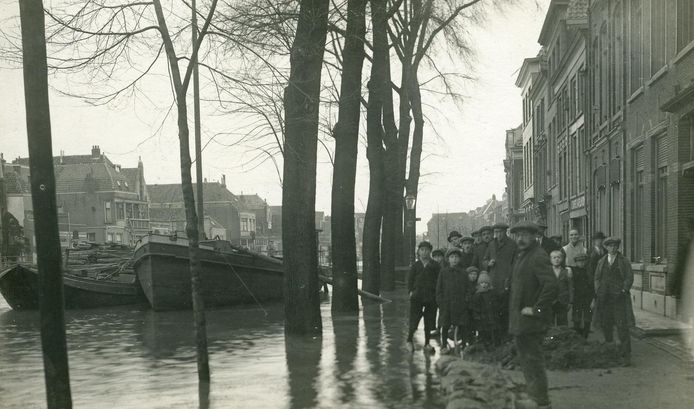 Hoogwater 1926. Bewoners op de Appeldijk exposeren voor de fotograaf.