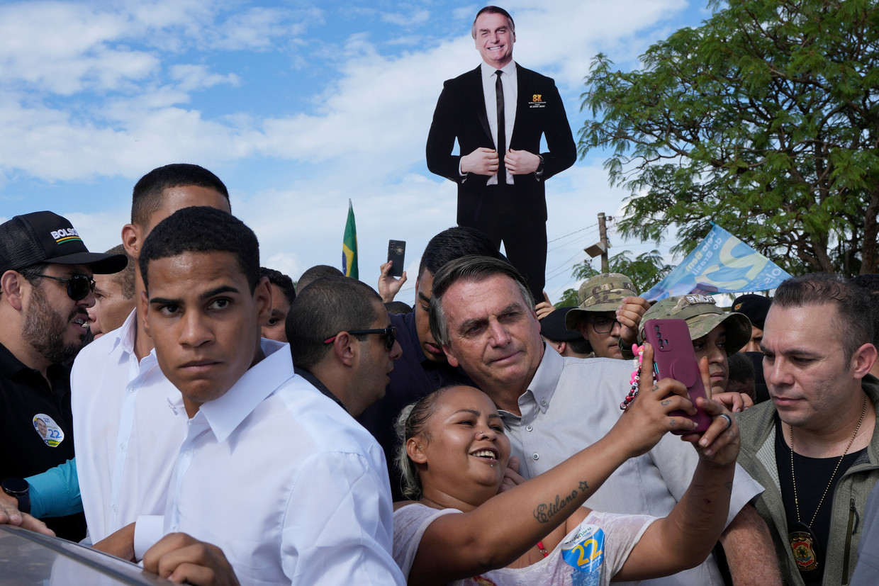 Jair Bolsonaro tussen zijn supporters, op een campagnemeeting in Brasilia.  Beeld AP