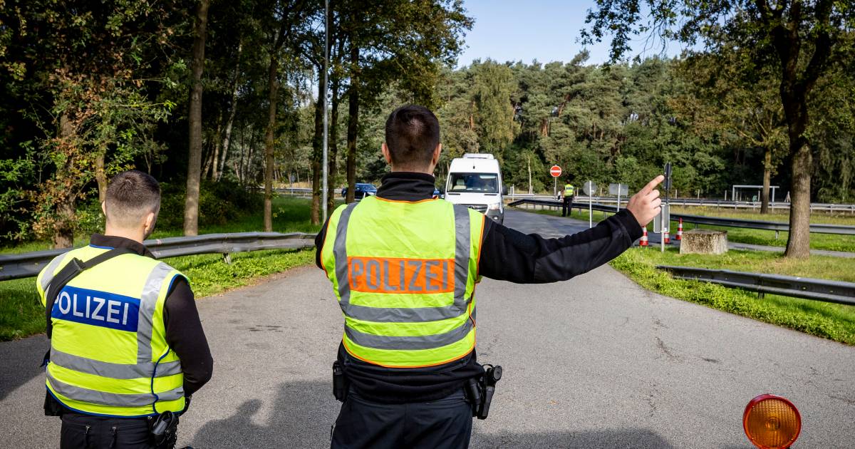 Slachtoffer slaat op de vlucht na kop-staartbotsing in grensplaats, politie tast in het duister: ‘Hij stak de duim omhoog’.