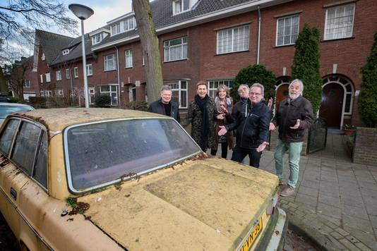 De met mos begroeide Volvo voor de deur van Ineke Paijens (foto  11 februari).