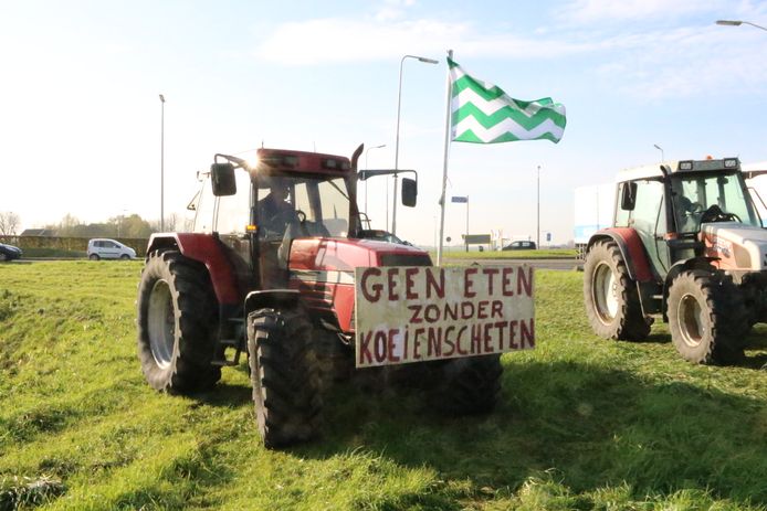 'Geen eten zonder koeienscheten' heeft een van de demonstrerende boeren op zijn trekker staan.