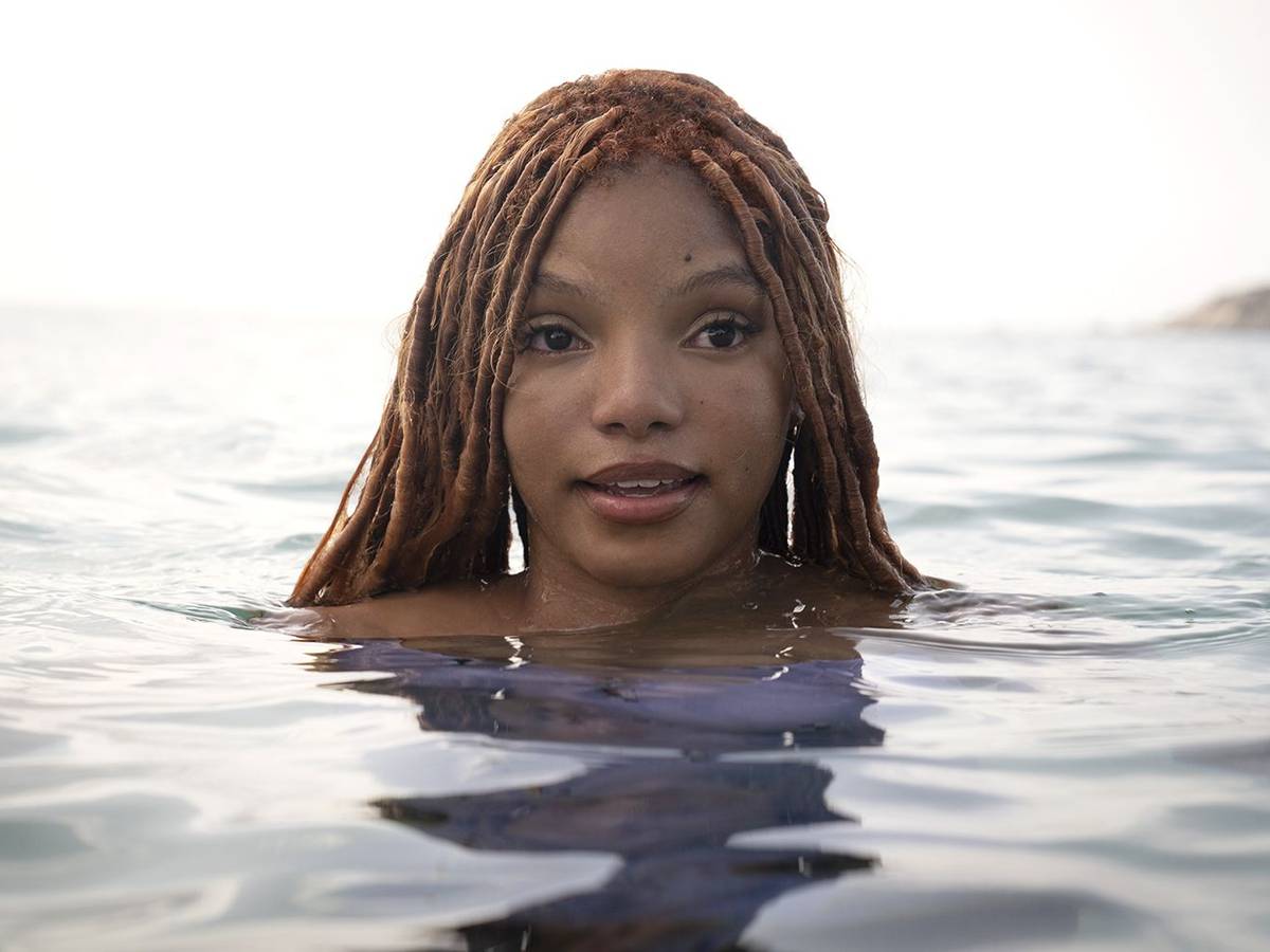 Hoe actrice Halle Bailey voor 140.000 euro rood haar kreeg voor The little  mermaid, zónder pruiken | Show | AD.nl