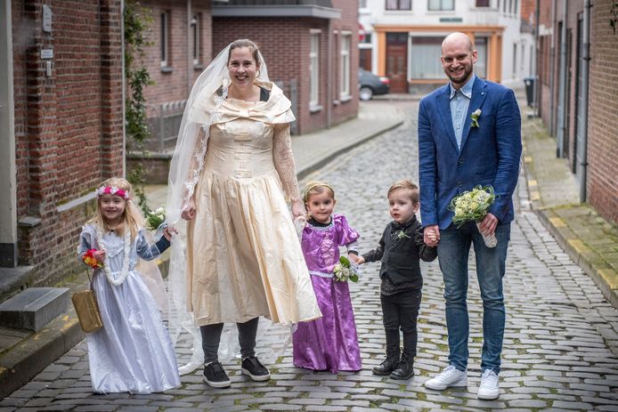 Echtpaar Suzanne de Cooker en Bjorn Luijcks trouwen vandaag. Kinderen: Julie (l) Lotte (m) en Sem (r)