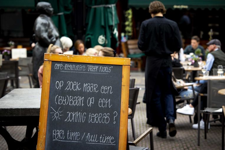Een café in de Utrechtse binnenstad zoekt medewerkers. Veel horecagelegenheden en winkels hebben bordjes op het terras, op deuren of etalageramen waarmee personeel wordt gezocht. Beeld ANP