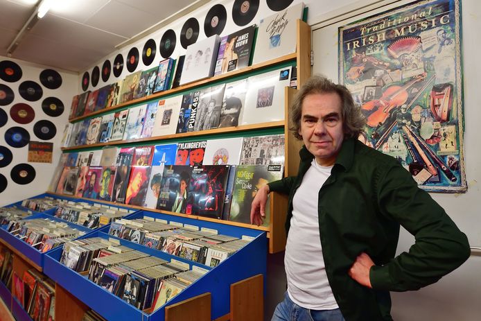 Peter van Loon in zijn Roosendaalse platenwinkel Blue Moon. ,,Het lijkt wel of de prijs van nieuwe heruitgaven gebaseerd is op de obscuriteit.’’