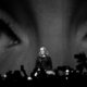 Emotionele Adele draagt show op aan slachtoffers Orlando