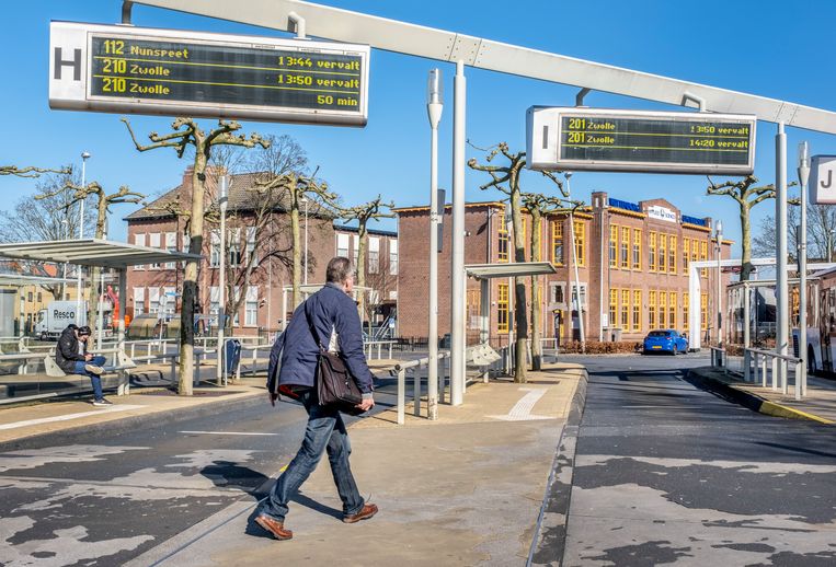 Op Apeldoorn Centraal is het zoeken naar een streekbus die wel rijdt als gevolg van de staking. Beeld Raymond Rutting/ de Volkskrant