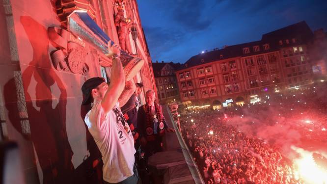 Kolkende menigte Frankfurt-fans geven spelers feestelijk onthaal: “Jullie hebben je onsterfelijk gemaakt”