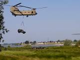 Chinook-helikopters halen Landrovers op tijdens legeroefening