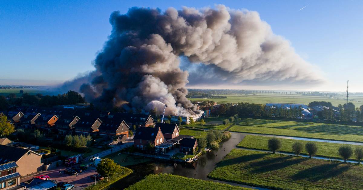 Terugblik: brand verwoest loods in Molenaarsgraaf