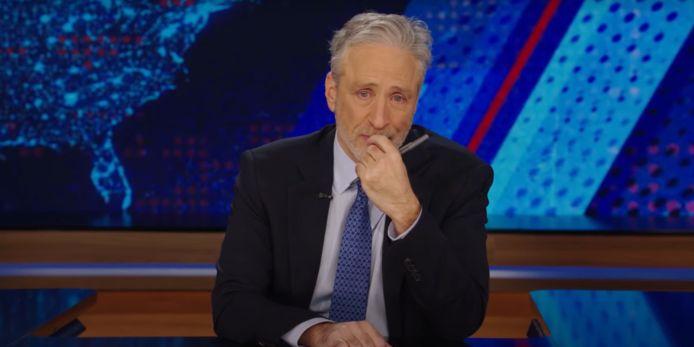 Jon Stewart barst in tranen uit na overlijden van zijn hondje.