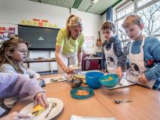 Tv-kok Sandra maakt gezonde sushicups met kinderen: ‘Groente kunnen óók lekker zijn’