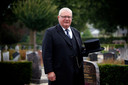 De Leerdamse uitvaartleider Ben de Weerd (66) gaat het rustiger aan doen.