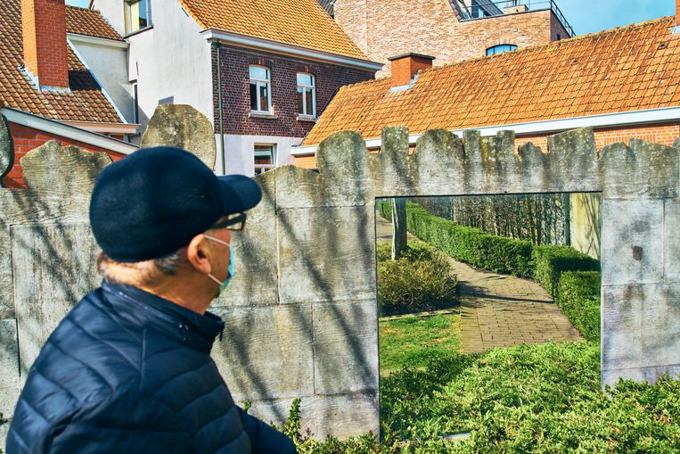 Luc Levrau, jarenlang de trouwe rechterhand van Raveel, aan de 'Muur van de verbeelding'. Beeld Thomas Nolf