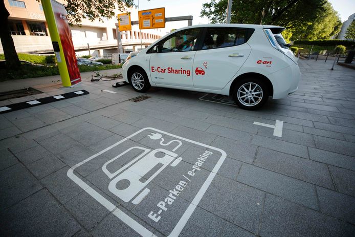 Een oplaadparkeerplaats voor elektrische auto's in de Duitse stad Essen.