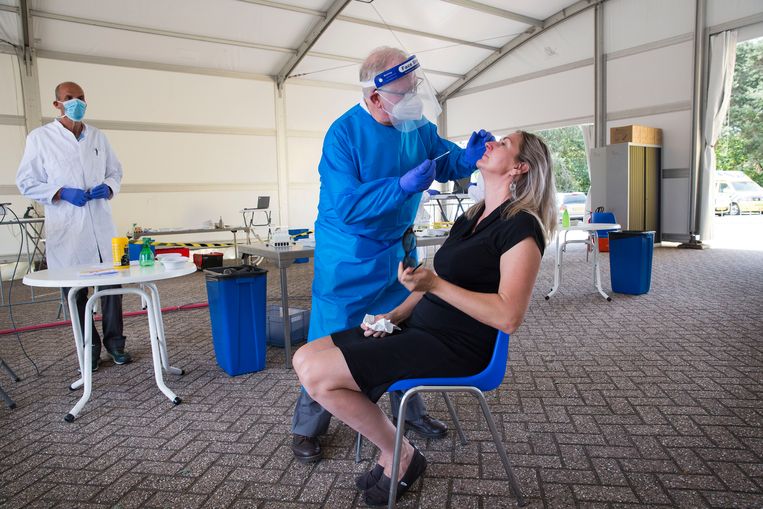 Een teststraat in Venlo, waar iedereen zich kan laten testen op het coronavirus. Beeld Arie Kievit