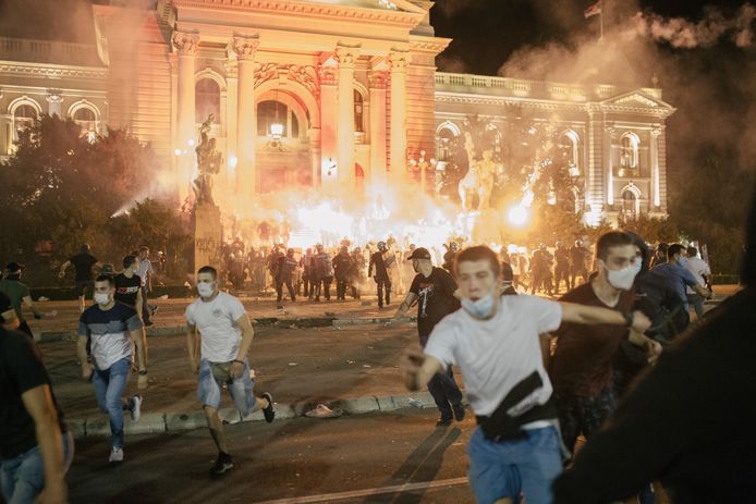 Demonstranten bij het Servische parlementsgebouw in Belgrado stichten brand en raken slaags met de oproerpolitie.