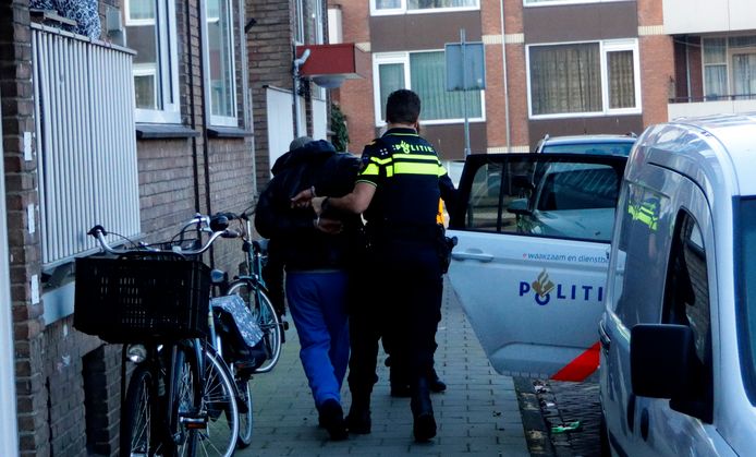 Een agent houdt een verwarde man aan.  In de gemeente Olst-Wijhe stijgt het aantal incidenten met verwarde personen.