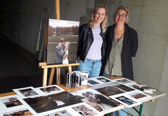 Heleen Blaauw (links) met Marieke Altena bij de mini-expositie van Blaauws werk in de voormalige Intertoys-etalage.