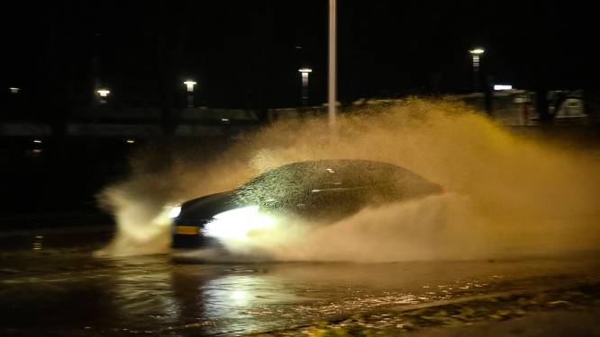 Breuk in waterleiding verandert Zwolse weg in rivier: herstel gaat dagen duren