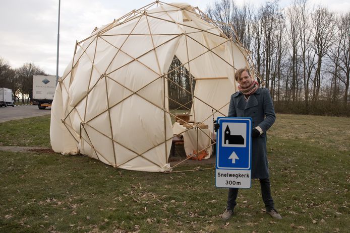 Kunstenaar en theoloog Rikko Voorberg bij de pop-upkerk.