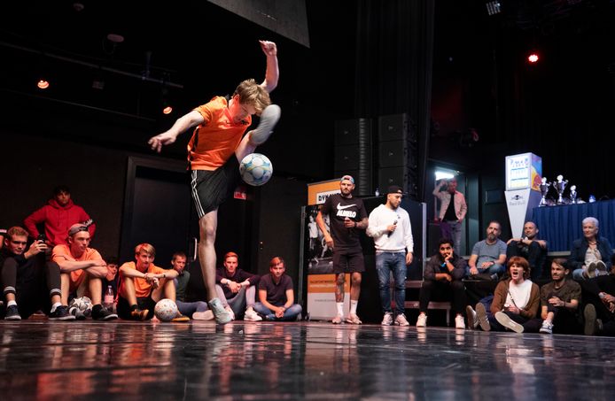 Jesse Marlet in de halve finale NK freestyle voetbal om Eindhoven; hij is de latere kampioen.