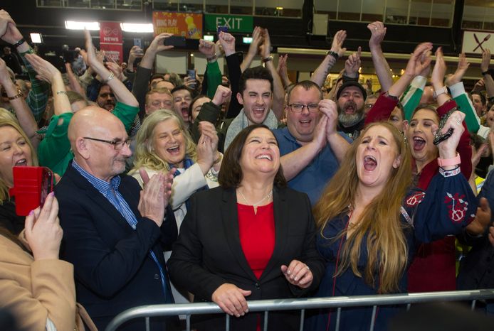 Een glunderende  Mary Lou McDonald, voorzitter van Sinn Fein, krijgt applaus in Dublin. Ze volgde twee jaar geleden Gerry Addams op.