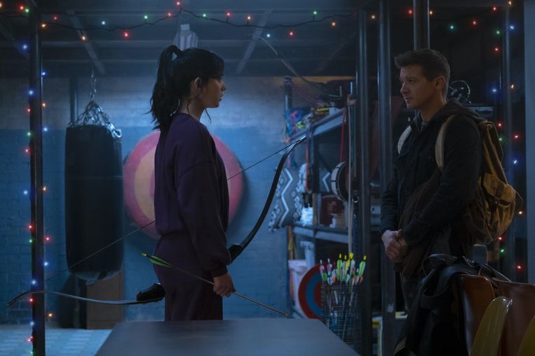 Hailee Steinfeld (links) en Jeremy Renner (rechts) in 'Hawkeye'. Beeld Marvel Studios