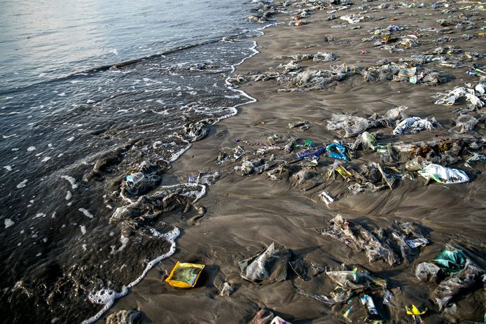 Plastic afval teistert Kuta Beach, een toeristische trekpleister op Bali (Indonesië).