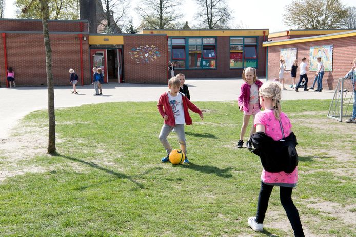 Een kinderjury kiest woensdag 25 april "Het groenste schoolplein van Overijssel".