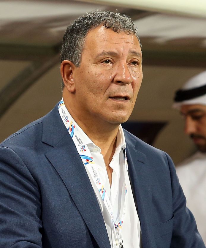 Henk ten Cate plakt er nog een jaar aan vast bij Al Jazira Buitenlands voetbal AD.nl