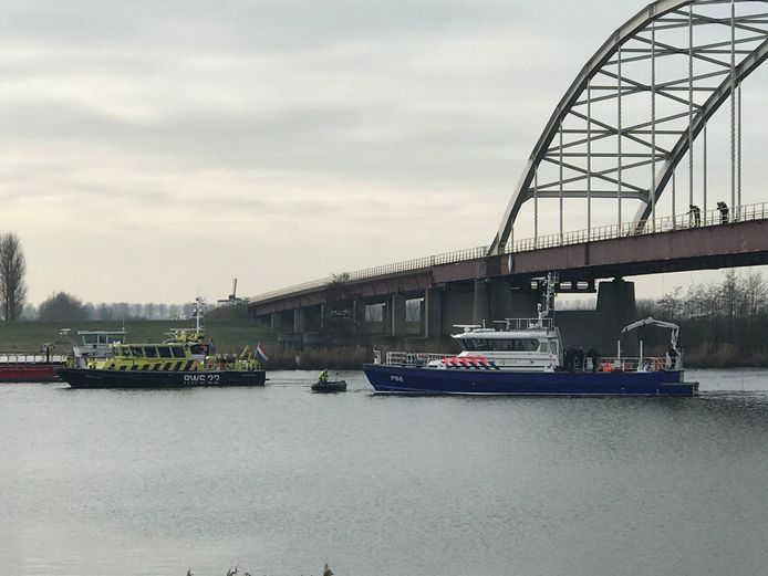 Politieduikers zoeken onder de brug bij Nieuw-Vossemeer naar stoffelijke resten van de vermiste Belgische loodgieter Johan van der Heyden
