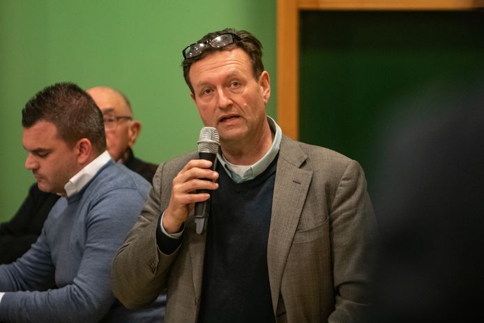 Arjen Lagerweij (Gemeente Belangen) neemt het initiatief voor een nieuwe coalitie in de gemeente Voorst. Links achter hem zit Robert Bosch. Hij is nu wethouder in de gemeente Lochem, maar was tot voor kort fractievoorzitter van Gemeente Belangen.
