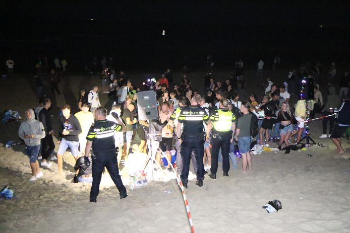 Honderden jongeren hadden zich op het strand verzameld.