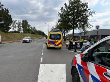 Scooterrijder belandt met onbekend letsel in ziekenhuis na aanrijding in Enschede