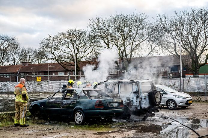 Voor het blussen van de branden had de brandweer twee pogingen nodig. Tussendoor moesten brandweerlieden naar een woningbrand, maar op dat moment laaide het vuur bij de auto’s weer op.
