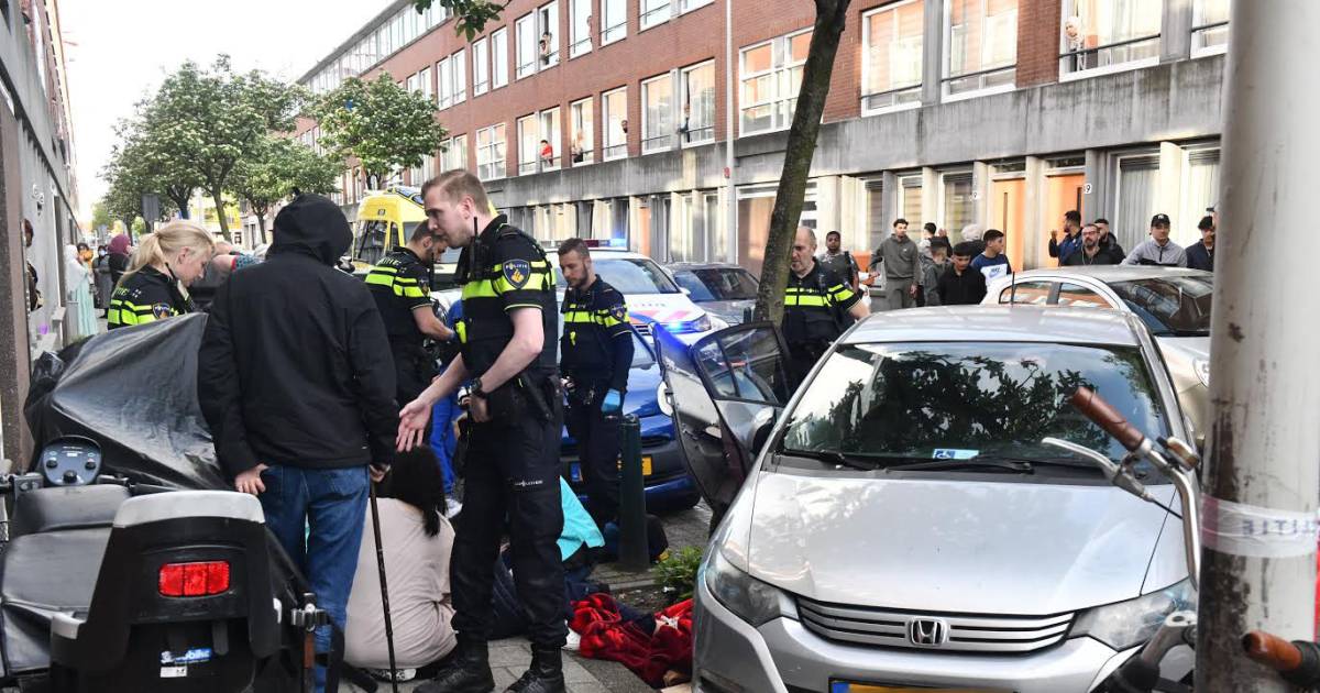 Vrouw ernstig gewond bij ongeval met achteruit rijdende auto op de Gerard Doustraat .