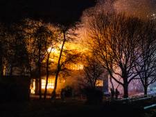 Villa in Oude-Tonge niet meer te redden na grote brand, asbest in directe omgeving vrijgekomen