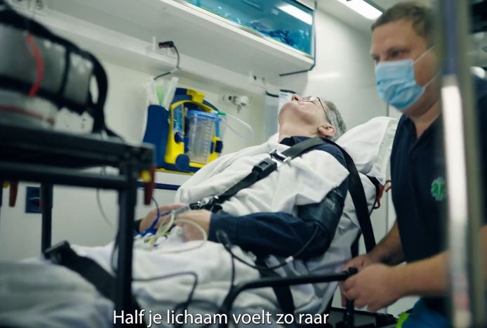 Een screenshot uit de videoclip van het land. Een slachtoffer van een beroerte komt het ziekenhuis binnen.