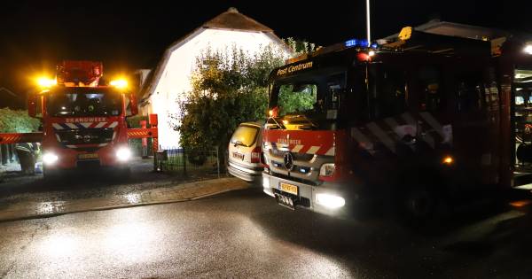 Felle schoorsteenbrand bij woning met rieten dak in Lent