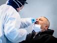 Een inwoner van de Rotterdamse wijk Charlois wordt getest op het coronavirus.