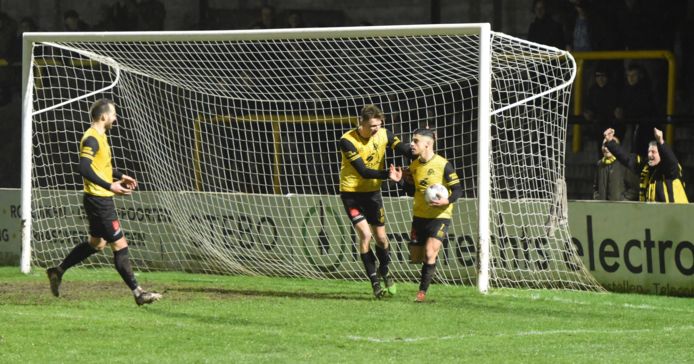 Tiago Faria Da Silva (r.) wordt gefeliciteerd na zijn gelijkmaker tegen Houtvenne.