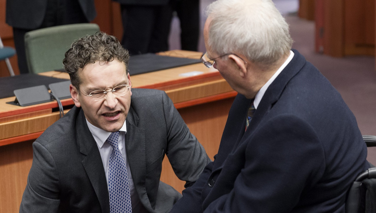 Eurogroep-voorzitter Jeroen Dijsselbloem overlegt met de Duitse minister van financiën Beeld epa